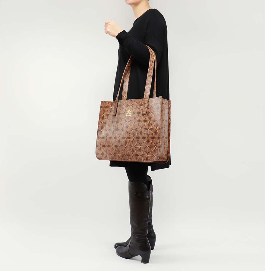 INFINI BAG - PRINTED RECYCLED LEATHER - ON THE ARM