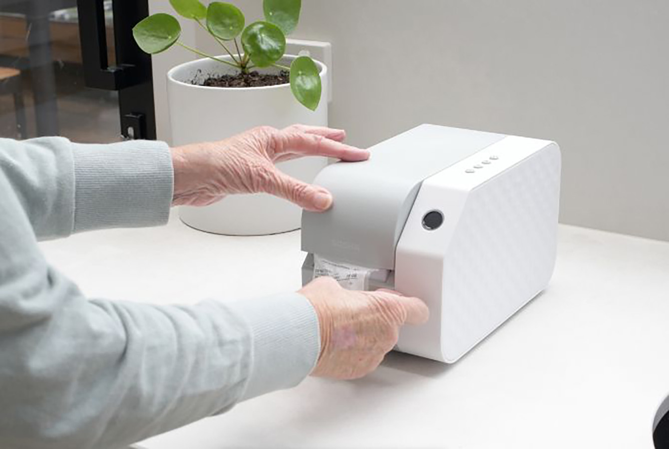 Sasha: Connected Medication Management Device