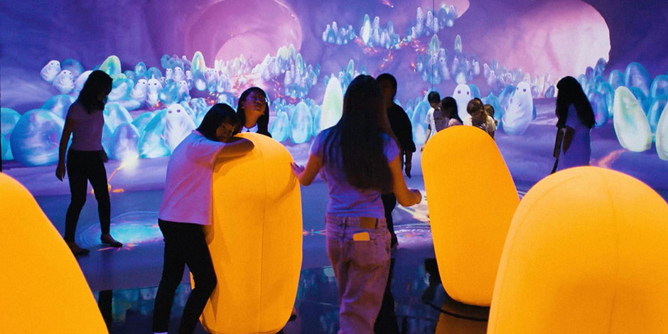 A group of exhibition visitors in an ant nursery